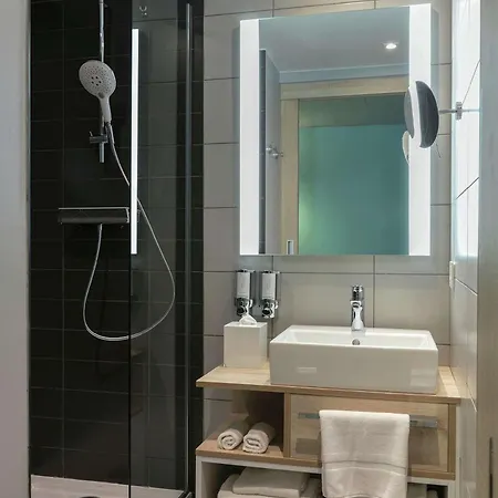 Hotel Hampton By Hilton Paris 4*