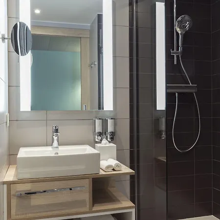 מלון Hampton By Hilton Paris 4*